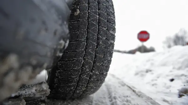  08.02.2015, Winterreifen im Winter, Winterreifenpflicht - zusammengepresster Schnee im Profil eines Winterreifens auf einem 3er BMW im Unterallgäu. 08.02.2015, WInterrreifen 08.02.2015, WInterrreifen