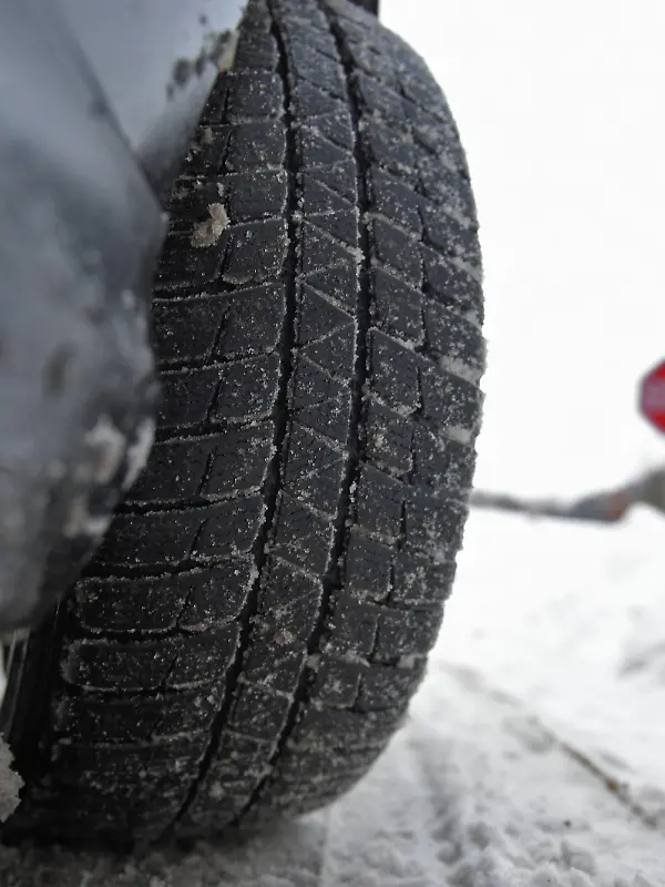  08.02.2015, Winterreifen im Winter, Winterreifenpflicht - zusammengepresster Schnee im Profil eines Winterreifens auf einem 3er BMW im Unterallgäu. 08.02.2015, WInterrreifen 08.02.2015, WInterrreifen