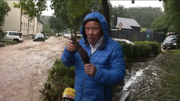Unwetter: Strom reißt Autos und Wohnmobile mit