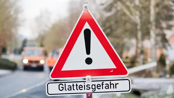 26.02.2018, Niedersachsen, Emmerthal: Ein Schild weist im Landkreis Hameln-Pyrmont auf Glatteisgefahr hin. Foto: Julian Stratenschulte/dpa +++ dpa-Bildfunk +++