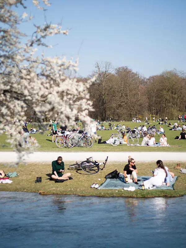 Frühling in München Bei 20 Grad füllt sich am 28.3.2022 der Englische Garten in München. Viele Menschen genießen die warme Sonne im Park. - With temperatures over 20 degrees Celsius people fill the English Garten in Munich, Germany and they enjoy the sun. München Bayern Deutschland Copyright: xwww.AlexanderPohl.photographyxxx 