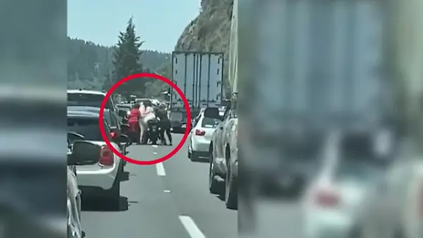 Motorradfahrer rettet Braut aus Stau