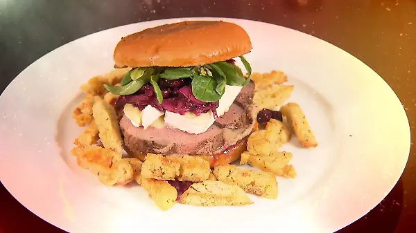 Christmas Burger mit Knödel-Fries und Bratapfel-Tiramisu