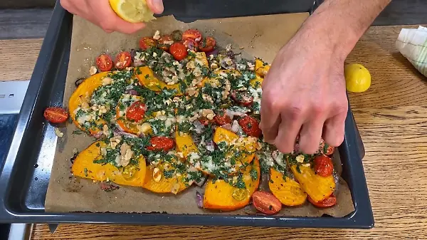 Ofenkürbis mit Kirschtomaten und Peperoni