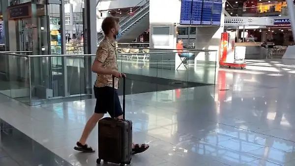 Reporter macht Hygienetest im Flieger