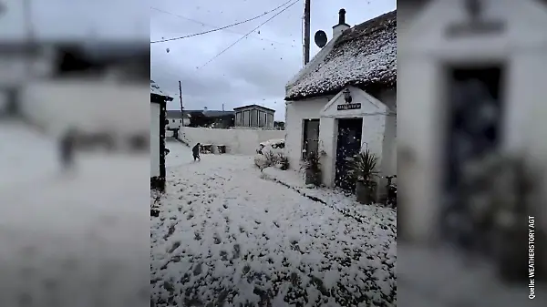 Meterhohes Schaumbad an der Küste