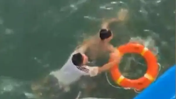 Taifun reißt Fischer ins Meer – dann beginnen zwei Tage Überlebenskampf!