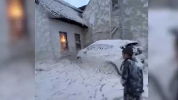 Wetterchaos in Irland: Straßen und Häuser versunken! XXL-Schaumflut wälzt sich durch Stadt