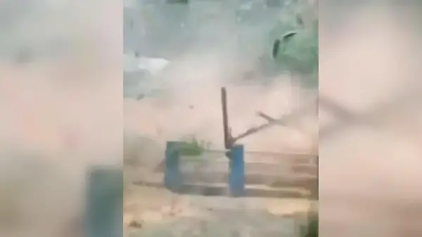 Naturgewalt erschüttert Urlaubsregion! Massiver Erdrutsch rast auf Inselbewohner zu