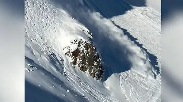 Video zeigt, wie Lawine über Skifahrer in Tirol rast
