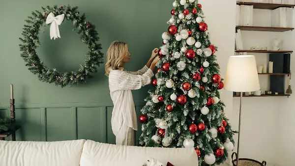 Der Weihnachtsbaum wird für die Feiertage vorbereitet