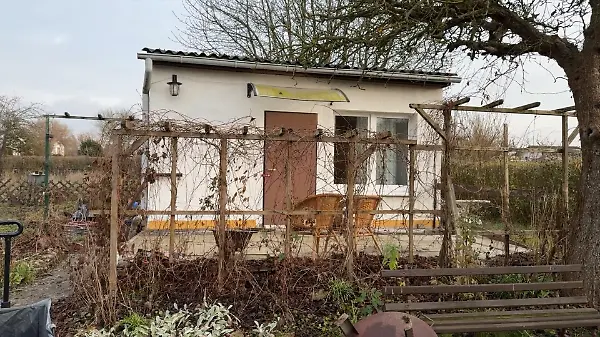 Mann (41) und Frau (40) liegen tot in Gartenlaube