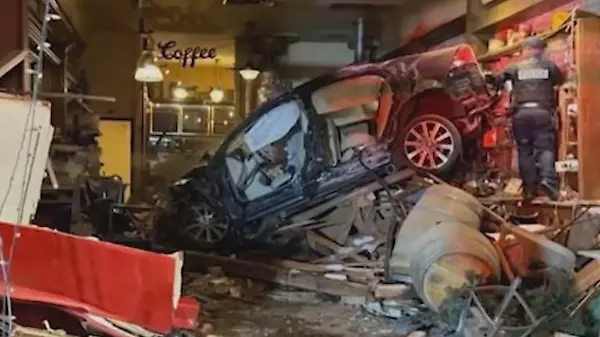 90-Jähriger verliert Kontrolle über Auto und zerstört Kult-Café