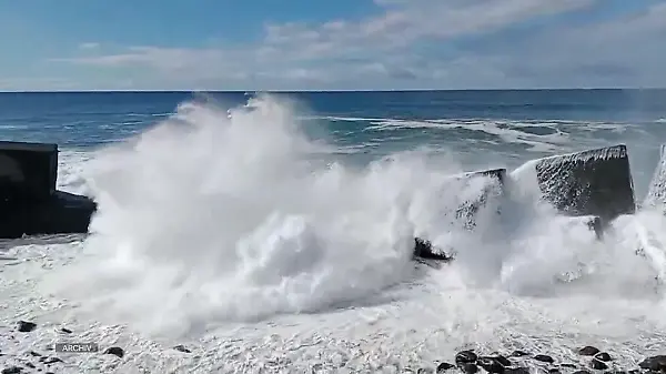 Riesenwelle reißt Menschen mit – drei Tote auf Teneriffa