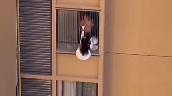 Lebensgefährliche Affäre! Mann jagt Geliebte aus Fenster – im zehnten Stock