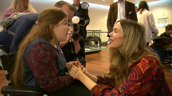 Sarah (18) hat Kinderdemenz! Grammy-Gewinnerin setzt sich rührend für sie ein