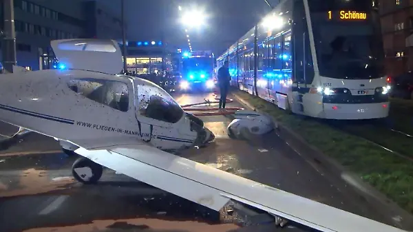 Bruchlandung in Mannheim! Kleinflugzeug muss plötzlich notlanden