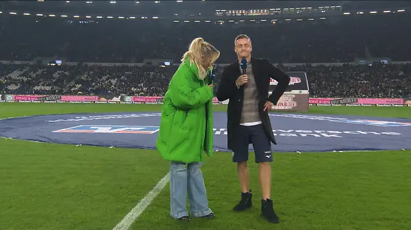 Beinharte Aktion! RTL-Experte Felix Kroos hat die Hose schön