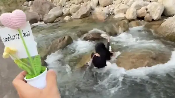 Vom Traum-Moment zum Albtraum – dieser Heiratsantrag fällt ins Wasser