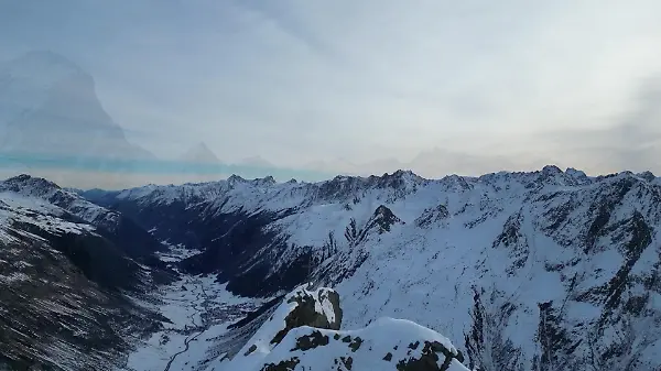 Mit der Drohne übers schneebedeckte Galtür