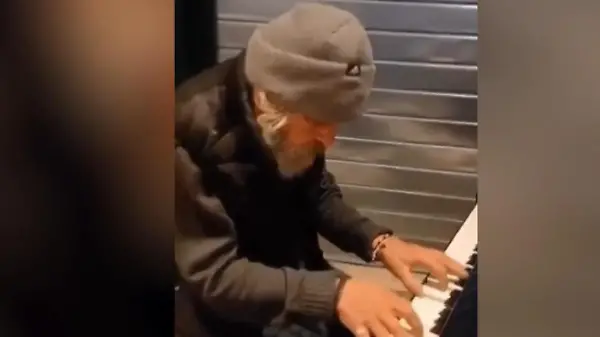Obdachloser entdeckt Klavier – und fängt plötzlich an zu spielen!