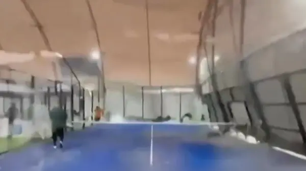 Unwetter fegt Sporthalle weg! Menschen rennen um ihr Leben