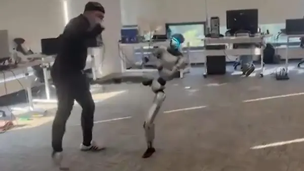 Roboter tritt Mann in die Weichteile und reagiert SO!