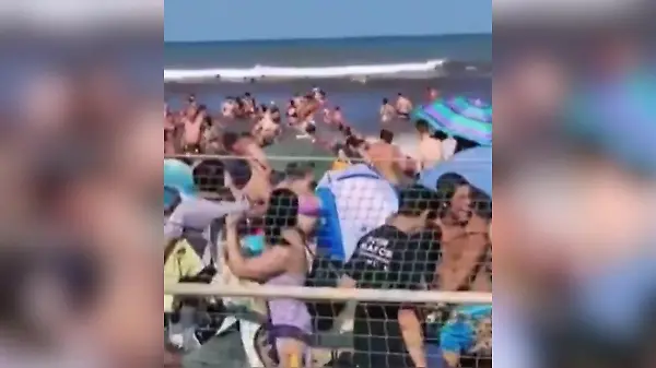 Mini-Tsunami überrollt vollbesetzten Strand! Besucher erkennen Gefahr zu spät 