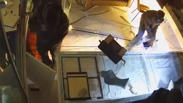 Kleinwagen als Rammbock! Einbrecher rauben Juwelier in Duisburg aus