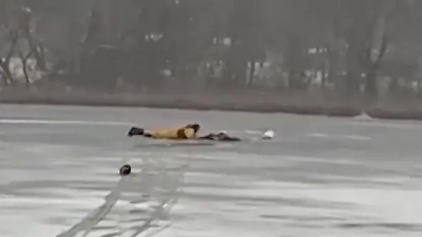 Mann kämpft im Eiswasser ums Leben! Retter machtlos – dann rückt die Spezialeinheit an