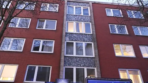 Kind fällt im dritten Stock aus Fenster