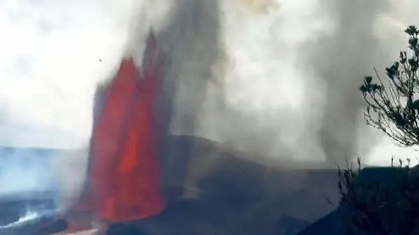 Vulkanausbruch entfacht riesigen Asche-Tornado – Touristen in Gefahr!