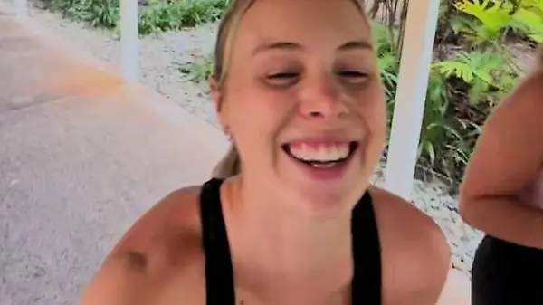 Weil sie sonst Orgasmus bekommt! Fitness-Model kann Sportübung nicht machen