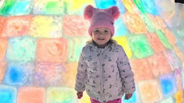 Regenbogen-Iglu lässt Kaia (2) strahlen! Eltern bauen Kinderparadies aus 342 Eisblöcken