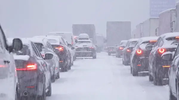 Zu viel Schnee: Mega-Stau rund um Wiesbaden!