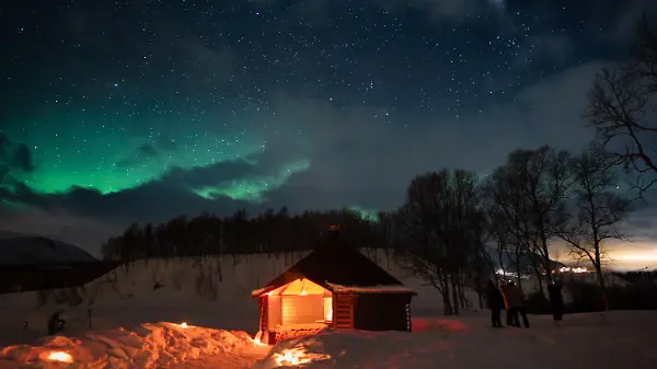 So schön leuchten die Polarlichter im verschneiten Tromso in Norwegen.