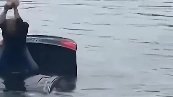 Scheibe eingeschlagen! Auto stürzt in Fluss – Fahrer kommt nicht alleine raus
