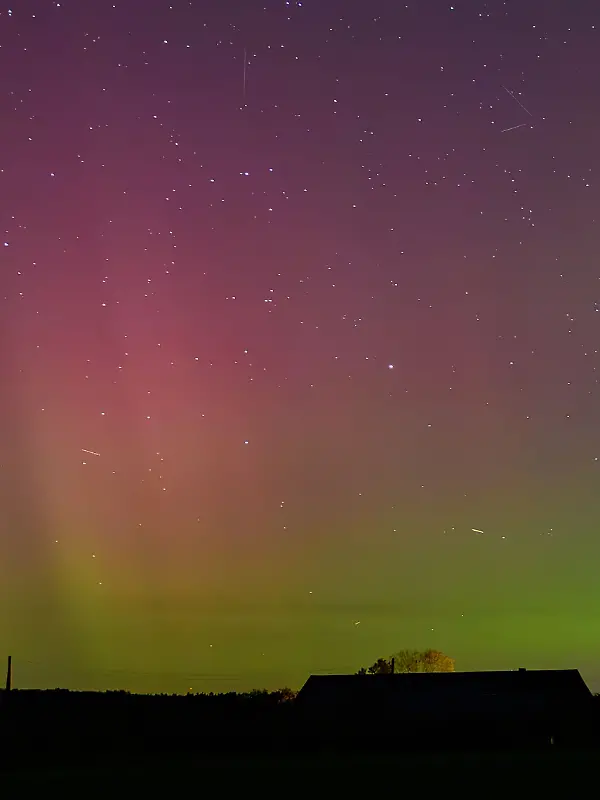 Polarlicht und Komet leuchten am Nachthimmel