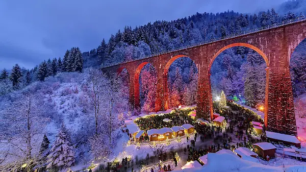 DEU, Deutschland, Breitnau, 16.12.2017: Der Weihnachtsmarkt in der Ravennaschlucht im Hochschwarzwald ist einer der sch