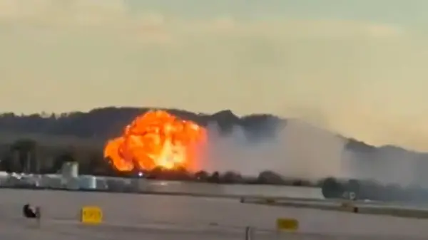 Riesiger Feuerball! Flugzeug stürzt kurz nach Start ab – mehrere Tote, Dutzende Verletzte!