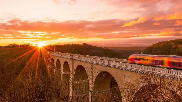  Görlitz - Sonnenaufgang in Deutschlands östlichster Stadt 09.01.2022, 08:02 Uhr Görlitz, Goethestraße Fotograf: LausitzNews.de / Felix Leda In den Nächten ist es derzeit um die 0 Grad Celsius. Das führt hin und wieder zu phänomenalen Sonnenaufgängen. So auch in Deutschland östlichster Stadt. Kurz nach 8 Uhr ging am Neißeviadukt die Sonne auf. Die Brücke über den Grenzfluß Neiße ist ein 475 Meter langes Eisenbahnviadukt. Über dieses Viadukt läuft der Zugverkehr von und nach Polen. Görlitz Sachsen Deutschland *** Goerlitz Sunrise in Germanys easternmost city 09 01 2022, 08 02 Goerlitz, Goethestraße Photographer LausitzNews de Felix Leda In the nights it is currently around 0 degrees Celsius This leads every now and then to Copyright: xLausitzNews.dex/xFelixxLedax